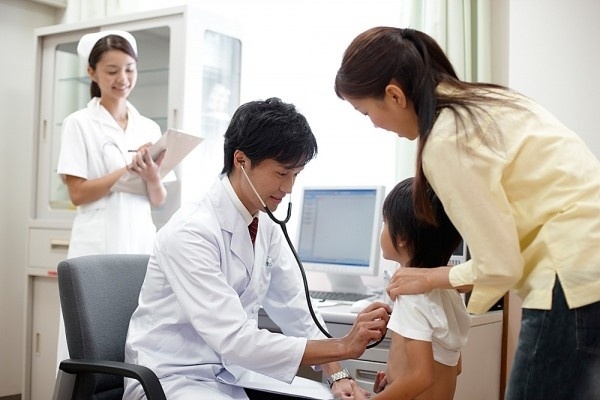 Hậu quả không ngờ khi ‘cha mẹ làm bác sĩ cho con’