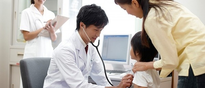 Hậu quả không ngờ khi ‘cha mẹ làm bác sĩ cho con’